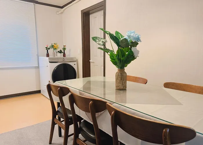 House9 , Room3, Queen Bed4 ,elevator O , Hills X, Stairs X , 4min From Subway And Bus Station,exclusive Space