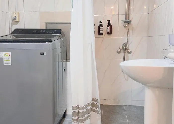 Villa House9 , Room3, Queen Bed4 ,elevator O , Hills X, Stairs X , 4min From Subway And Bus Station,exclusive Space Seul