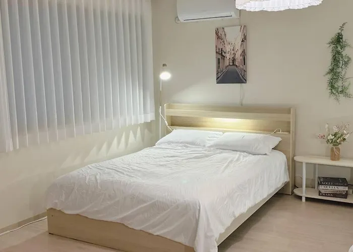 House9 , Room3, Queen Bed4 ,elevator O , Hills X, Stairs X , 4min From Subway And Bus Station,exclusive Space Seul