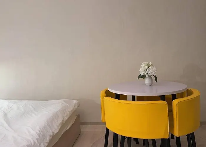 House9 , Room3, Queen Bed4 ,elevator O , Hills X, Stairs X , 4min From Subway And Bus Station,exclusive Space Villa