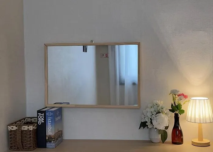 House9 , Room3, Queen Bed4 ,elevator O , Hills X, Stairs X , 4min From Subway And Bus Station,exclusive Space