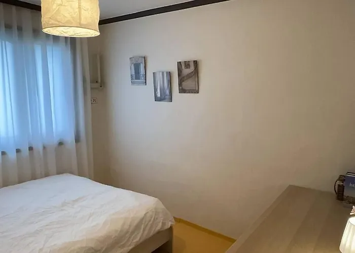 House9 , Room3, Queen Bed4 ,elevator O , Hills X, Stairs X , 4min From Subway And Bus Station,exclusive Space *