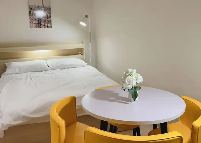 House9 , Room3, Queen Bed4 ,elevator O , Hills X, Stairs X , 4min From Subway And Bus Station,exclusive Space Seul