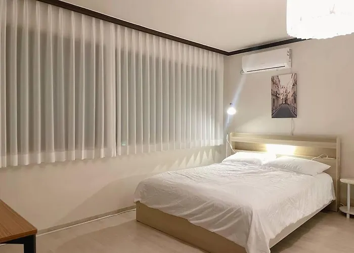 House9 , Room3, Queen Bed4 ,elevator O , Hills X, Stairs X , 4min From Subway And Bus Station,exclusive Space Seul