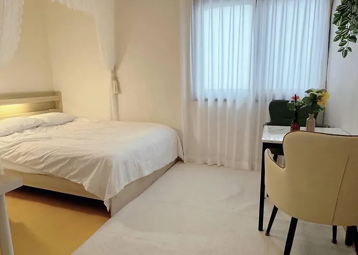 House9 , Room3, Queen Bed4 ,elevator O , Hills X, Stairs X , 4min From Subway And Bus Station,exclusive Space