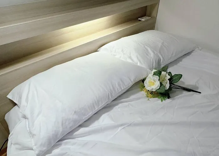 House9 , Room3, Queen Bed4 ,elevator O , Hills X, Stairs X , 4min From Subway And Bus Station,exclusive Space Villa