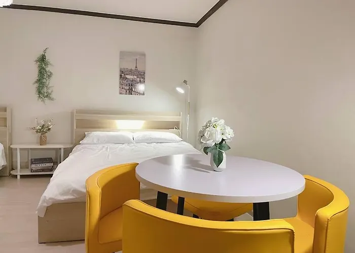 Villa House9 , Room3, Queen Bed4 ,elevator O , Hills X, Stairs X , 4min From Subway And Bus Station,exclusive Space