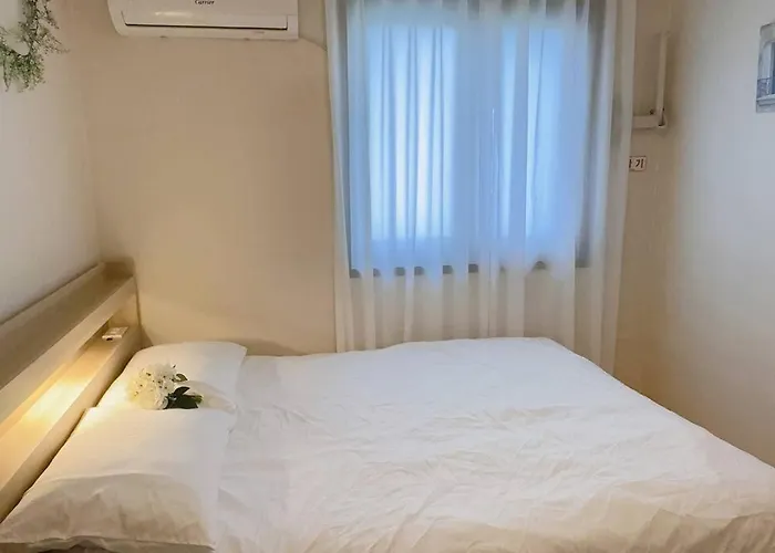 Villa House9 , Room3, Queen Bed4 ,elevator O , Hills X, Stairs X , 4min From Subway And Bus Station,exclusive Space Seul