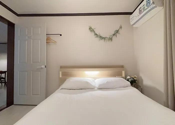House9 , Room3, Queen Bed4 ,elevator O , Hills X, Stairs X , 4min From Subway And Bus Station,exclusive Space Seul
