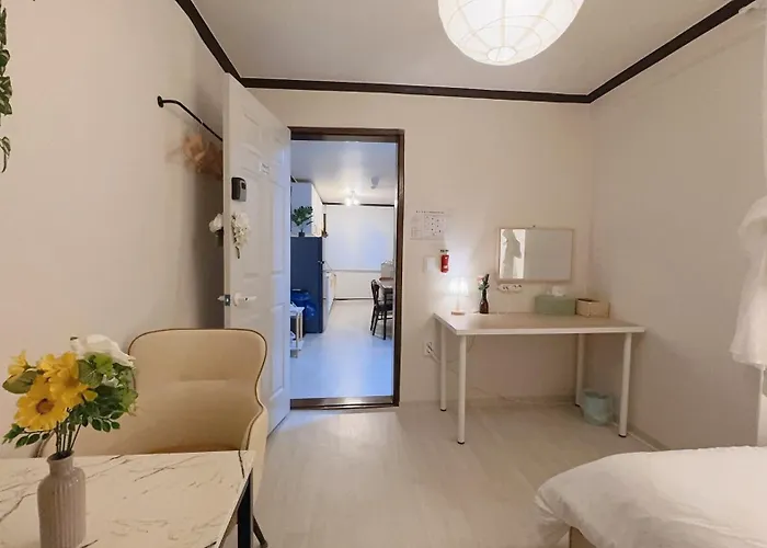 Villa House9 , Room3, Queen Bed4 ,elevator O , Hills X, Stairs X , 4min From Subway And Bus Station,exclusive Space