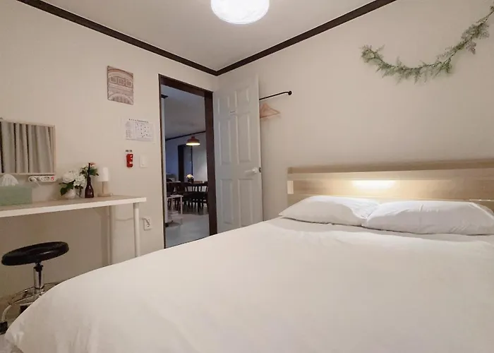 House9 , Room3, Queen Bed4 ,elevator O , Hills X, Stairs X , 4min From Subway And Bus Station,exclusive Space Villa Seul