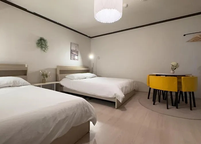 Villa House9 , Room3, Queen Bed4 ,elevator O , Hills X, Stairs X , 4min From Subway And Bus Station,exclusive Space Seul