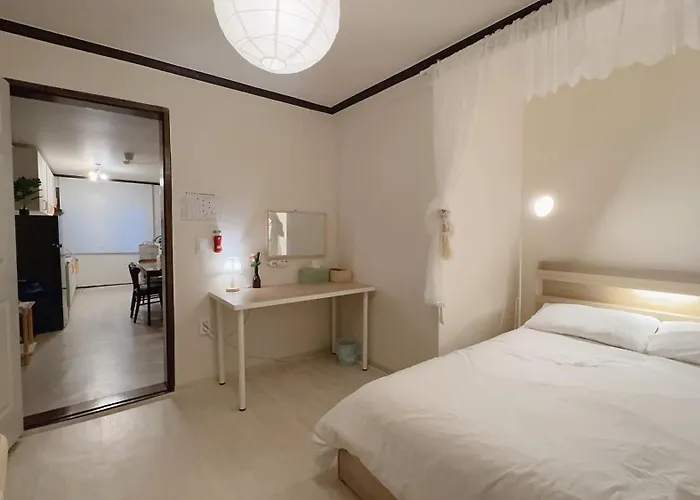 House9 , Room3, Queen Bed4 ,elevator O , Hills X, Stairs X , 4min From Subway And Bus Station,exclusive Space * Seul
