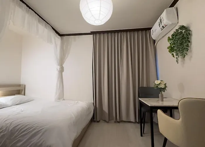 Villa House9 , Room3, Queen Bed4 ,elevator O , Hills X, Stairs X , 4min From Subway And Bus Station,exclusive Space