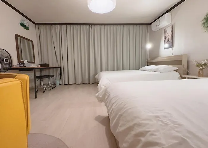 Villa House9 , Room3, Queen Bed4 ,elevator O , Hills X, Stairs X , 4min From Subway And Bus Station,exclusive Space *